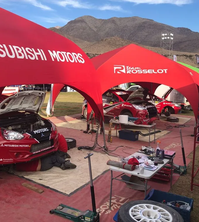 Carpa iglú impresa para Mitsubishi Motors en un evento al aire libre