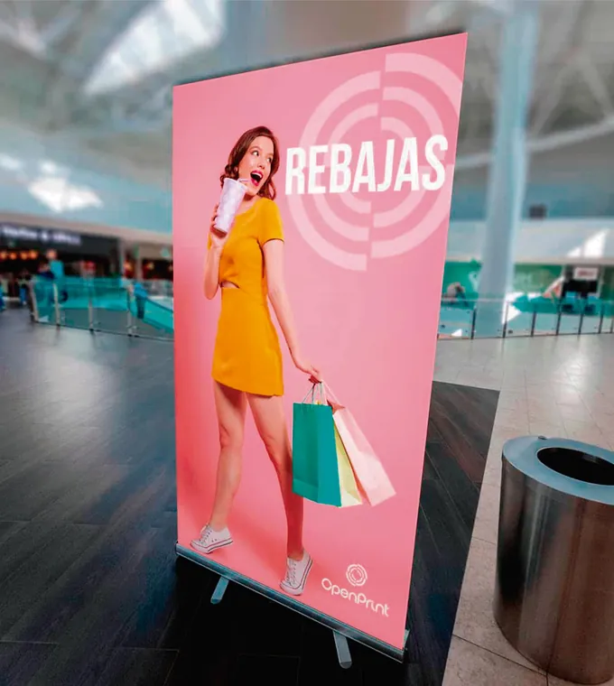 Pendón roller instalado en el pasillo de un centro comercial