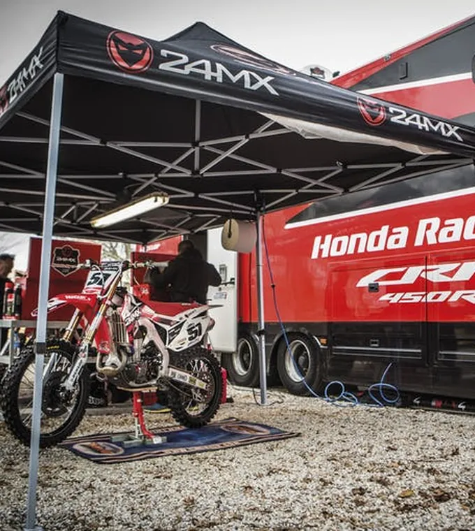 Toldos publicitarios en el pit de un equipo de motocross