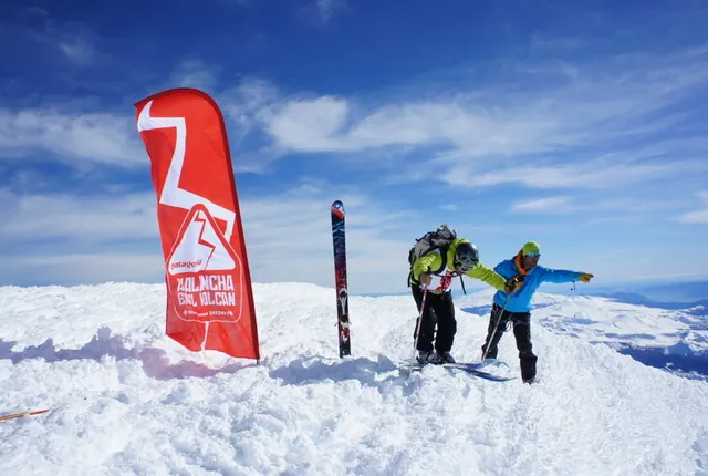 Bandera tipo gota roja sobre la nieve