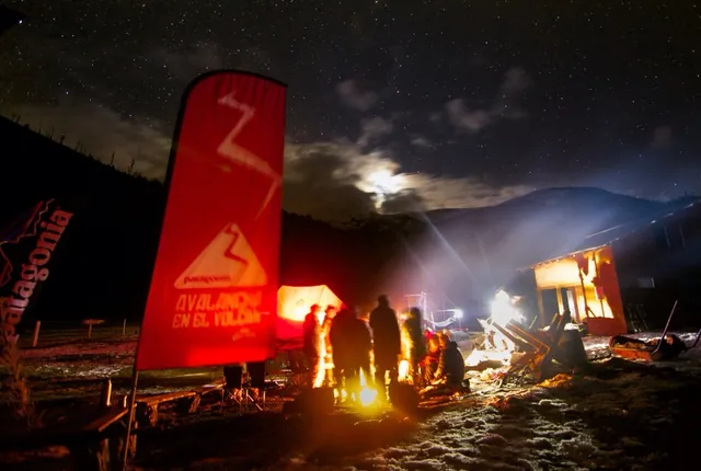Bandera inflable iluminada en un evento nocturno