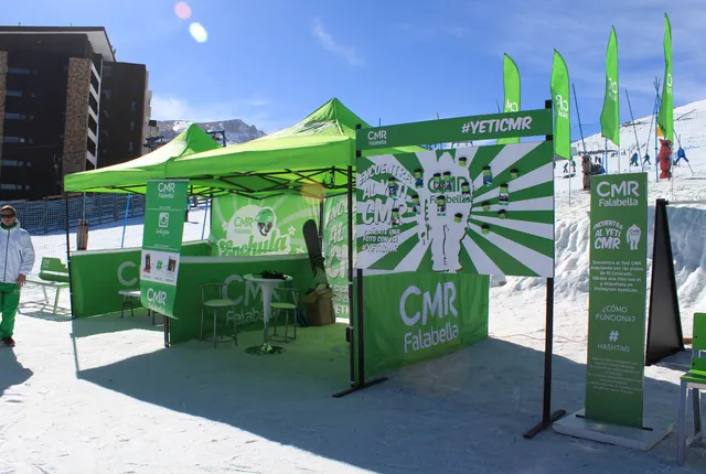 Toldos publicitarios en una feria